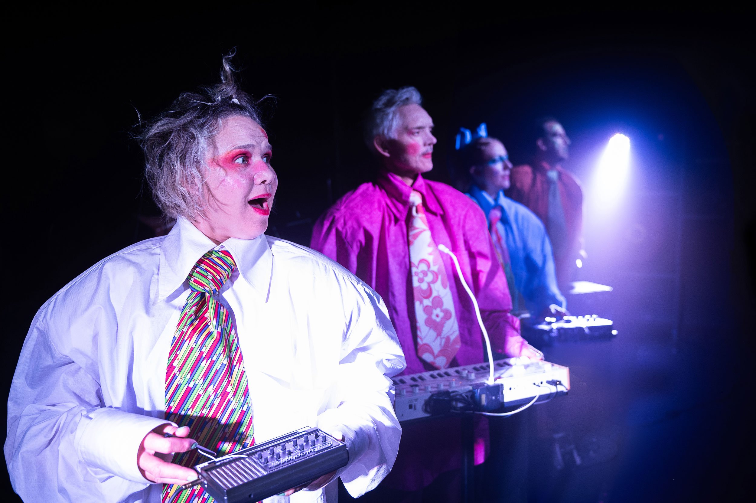 Lyt til sangene fra FARVEL